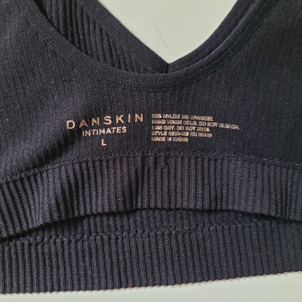 Black Ribbed V-Neck Crop Top - Picture 5 of 9
